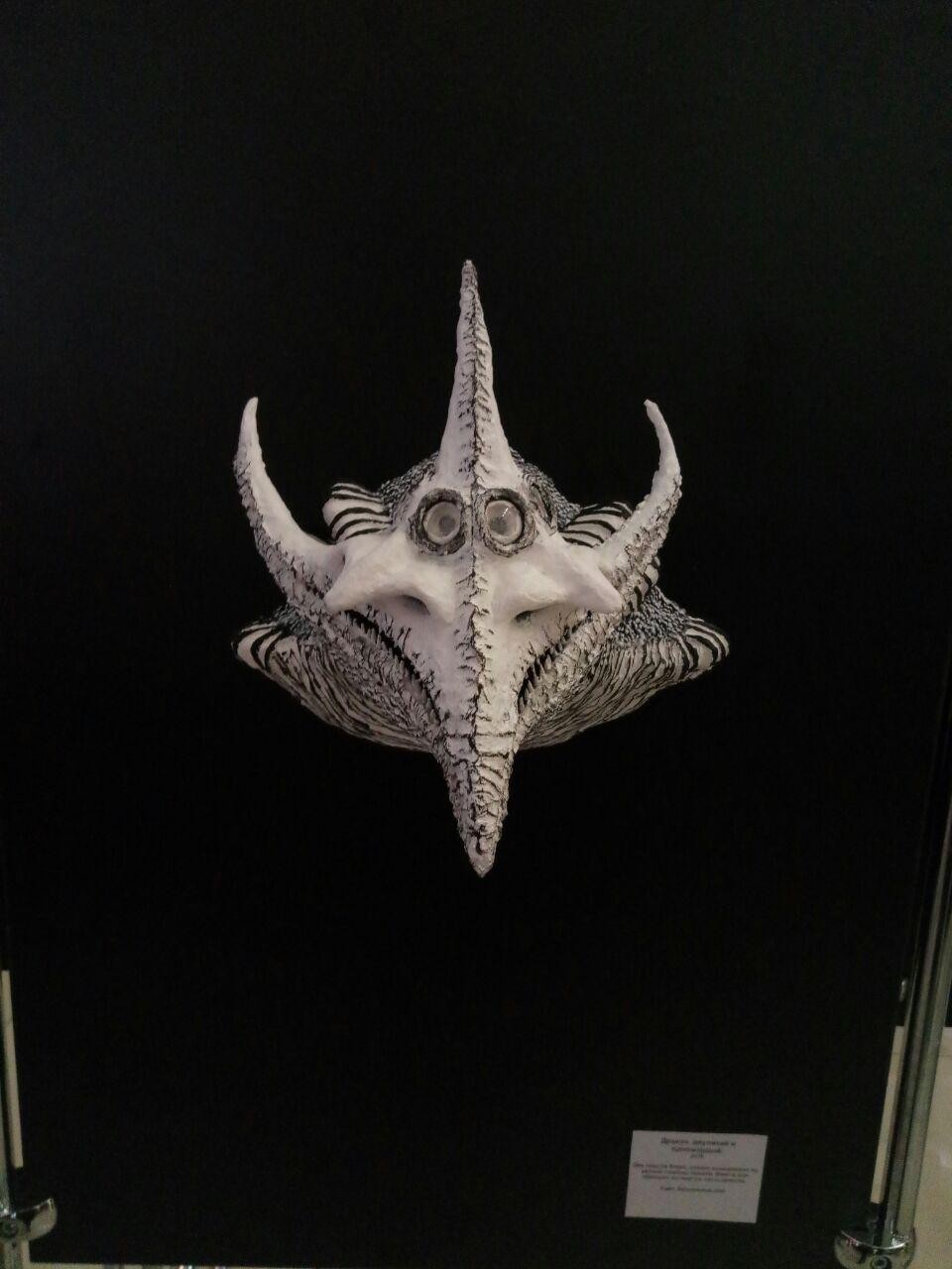 Дракон, двуликий и одномордый - маска Александра Катеруши (www.fisionomicus.com)